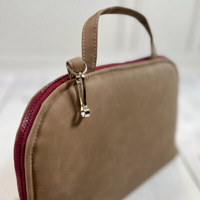 POPOPOFA // Sitzkissen TO GO // Kunstleder Vintage Taupe mit Grizzly und Reißverschluss in Bordeaux POPOPOFA // Sitzkissen TO GO // Kunstleder Vintage Taupe mit Grizzly und Reißverschluss in Bordeaux