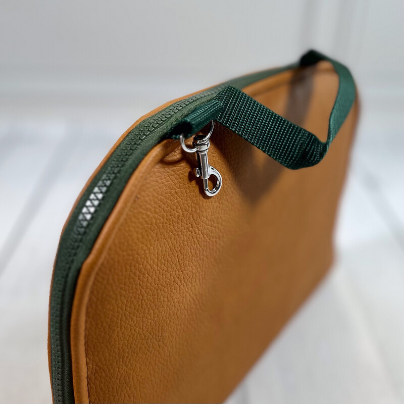 POPOPOFA // Sitzkissen TO GO // Kunstleder Büffel Cognac mit Cord Beige und Accessoires in Dunkelgrün POPOPOFA // Sitzkissen TO GO // Kunstleder Büffel Cognac mit Cord Beige und Accessoires in Dunkelgrün