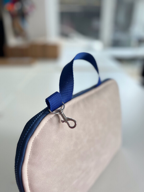 POPOPOFA // Sitzkissen TO GO // Kunstleder Platingrau Vintage mit Rosenplüsch Königsblau und Accessoires in Blau POPOPOFA // Sitzkissen TO GO // Kunstleder Platingrau Vintage mit Rosenplüsch Königsblau und Accessoires in Blau