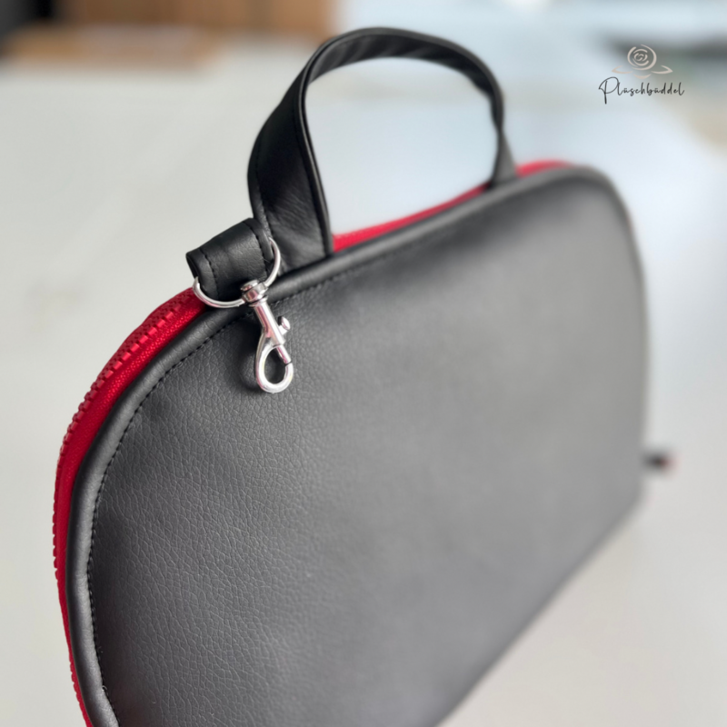 POPOPOFA // Sitzkissen TO GO // Kunstleder Schwarz mit Streifenplüsch Rot und Accessoires in Rot POPOPOFA // Sitzkissen TO GO // Kunstleder Schwarz mit Streifenplüsch Rot und Accessoires in Rot