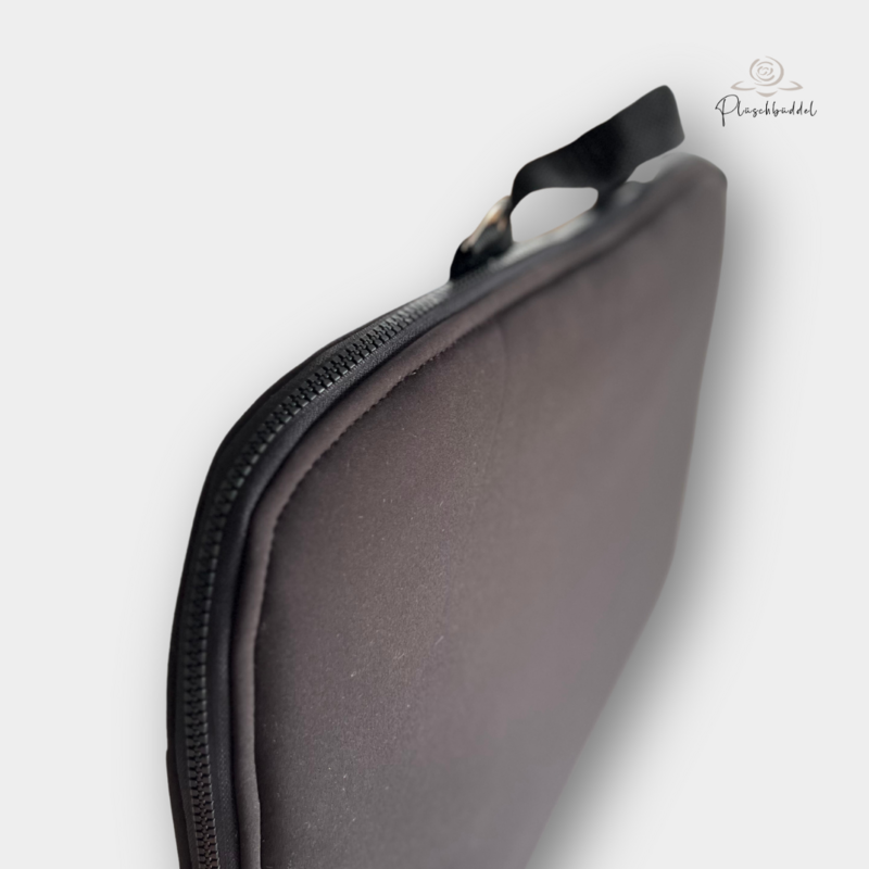 DOGGO in Grösse M // Softshell Schwarz + Frottée Lila + Reissverschluss Schwarz // Hundematte TO GO // mit D-Ringen und Handschlaufe // ohne Tragegurt DOGGO in Grösse M // Softshell Schwarz + Frottée Lila + Reissverschluss Schwarz // Hundematte TO GO // mit D-Ringen und Handschlaufe // ohne Tragegurt