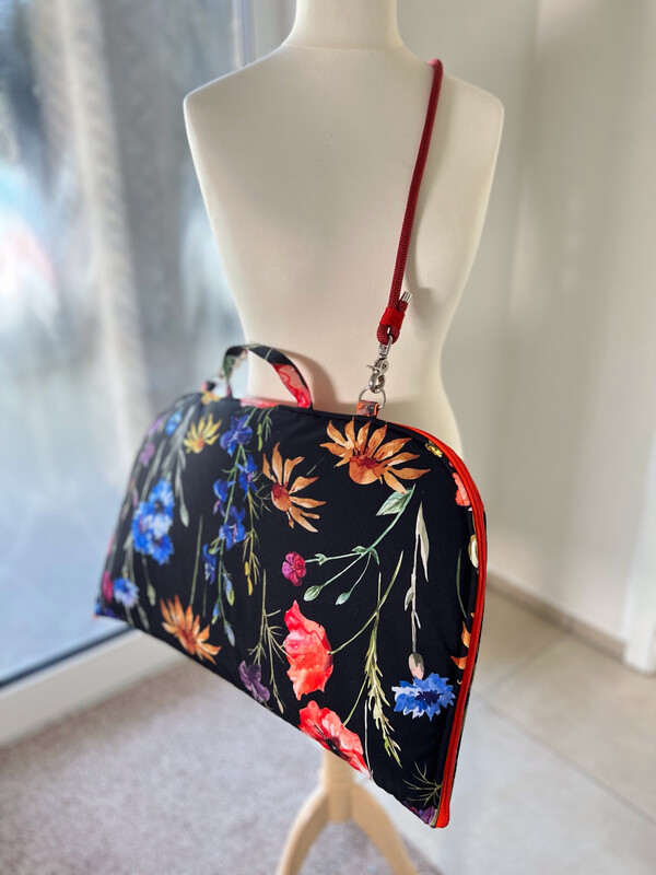 DOGGO // L ca. 60x70 cm Liegefläche // Softshell Wiesenblume auf Schwarz + Orientplüsch Wollweiss + Reissverschluss Orange // Hundematte TO GO // mit D-Ringen + Handschlaufe // ohne Tragegurt DOGGO // L ca. 60x70 cm Liegefläche // Softshell Wiesenblume auf Schwarz + Orientplüsch Wollweiss + Reissverschluss Orange // Hundematte TO GO // mit D-Ringen + Handschlaufe // ohne Tragegurt