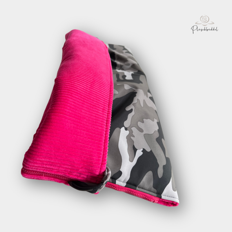 BUTEN-BÜDDEL CLASSIC // Softshell Camouflage Schwarzgrau + Cord Pink + Reißverschluss Pink // Grösse S ca. 65x45 cm // SOFORTKAUF auf Lager BUTEN-BÜDDEL CLASSIC // Softshell Camouflage Schwarzgrau + Cord Pink + Reißverschluss Pink // Grösse S ca. 65x45 cm // SOFORTKAUF auf Lager