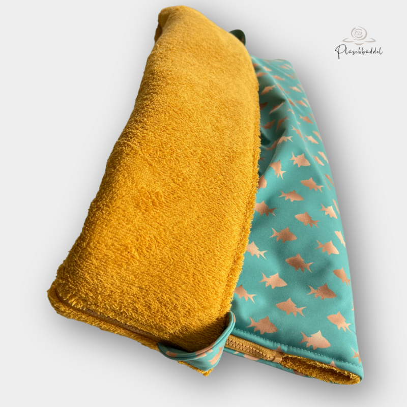 BUTEN-BÜDDEL CLASSIC // Softshell Goldene Haie + Frottée Sonnenblumengelb + Reißverschluss Curry // Grösse S ca. 65x45 cm // SOFORTKAUF auf Lager BUTEN-BÜDDEL CLASSIC // Softshell Goldene Haie + Frottée Sonnenblumengelb + Reißverschluss Curry // Grösse S ca. 65x45 cm // SOFORTKAUF auf Lager