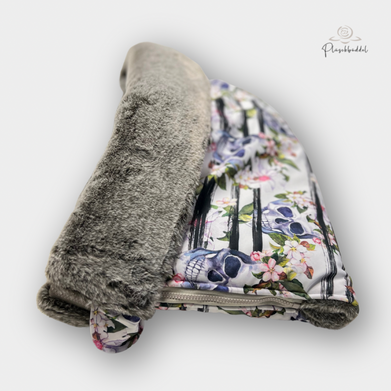BUTEN-BÜDDEL CLASSIC // Softshell Totenkopf Blume + Grizzly + Reißverschluss Beige // Grösse S ca. 65x45 cm // SOFORTKAUF auf Lager BUTEN-BÜDDEL CLASSIC // Softshell Totenkopf Blume + Grizzly + Reißverschluss Beige // Grösse S ca. 65x45 cm // SOFORTKAUF auf Lager
