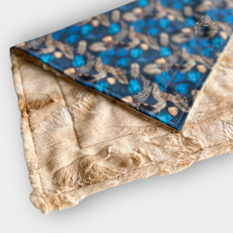 SOFAPOFA OUTDOOR CLASSIC // Softshell Leoblätter Blaugold mit Batik Pecan Rabbit // ca. 51x57 cm // SOFORTKAUF auf Lager SOFAPOFA OUTDOOR CLASSIC // Softshell Leoblätter Blaugold mit Batik Pecan Rabbit // ca. 51x57 cm // SOFORTKAUF auf Lager