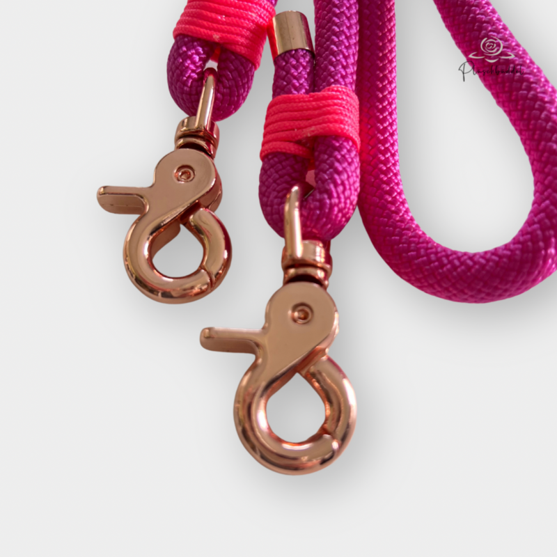 TRAGEGURT FÜR BÜDDEL BIS GRÖSSE M // 2,6 Meter // PPM-Seil Fuchsia mit Takelung Salmon Rosé, Karabiner Rosé TRAGEGURT FÜR BÜDDEL BIS GRÖSSE M // 2,6 Meter // PPM-Seil Fuchsia mit Takelung Salmon Rosé, Karabiner Rosé