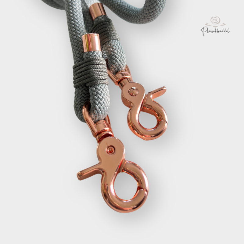 TRAGEGURT FÜR BÜDDEL BIS GRÖSSE M // 3 Meter // PPM-Seil Smoke Grau mit Takelung Steal Grau, Karabiner Rosé TRAGEGURT FÜR BÜDDEL BIS GRÖSSE M // 3 Meter // PPM-Seil Smoke Grau mit Takelung Steal Grau, Karabiner Rosé