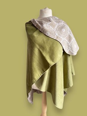 BODYPOFA CLASSIC // Cord Olive mit Baumwolle Mandala Beige optional mit Druckknopf // Poncho, Cape, Überwurf zu. Wenden für Zweibeiner // SOFORTKAUF
