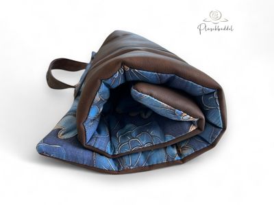ROLLPOFA  // ca. 45 x 65 cm  // Kunstleder Mahagoni Vintage mit Baumwollgewebe Jeansblumen // mit 4 cm Volumenvlies inkl. Handgriff und Gummibänder
