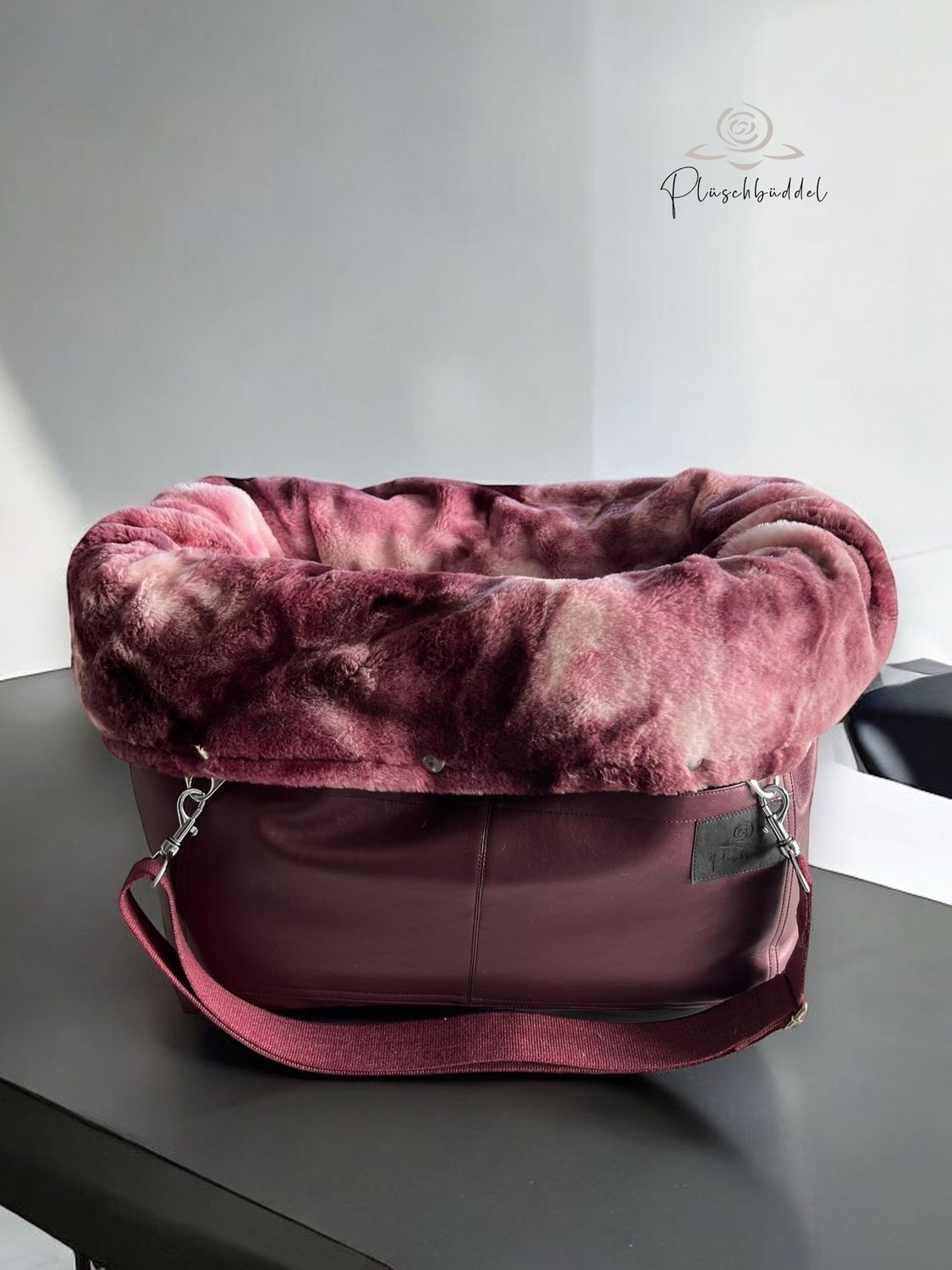 BÜDDELBAG SOFORTKAUF // Grösse Quadrat // Kunstleder Glamour Metallic Beere mit Wechsel-Inlet Kunstfell Cosmic Pflaume mit Tragegurt in Bordeaux Melange