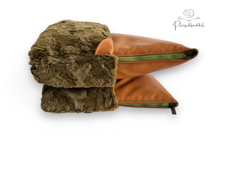 PLÜSCHBÜDDEL OUTDOOR PREMIUM // Größe XL ca. 145x65 cm // Kunstleder Cognac Vintage + Wellenplüsch Olive + Reissverschluss Olive // SOFORTKAUF