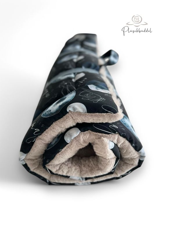 ROLLPOFA  // ca. 65 x 95 cm  // Softshell Magische Hase &amp; Mond mit Rippen Hellgrau (ehem. Dicke Streifen) // mit 4 cm Volumenvlies inkl. Handgriff und Gummibänder