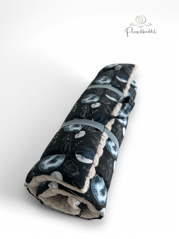 ROLLPOFA  // ca. 65 x 95 cm  // Softshell Magische Hase &amp; Mond mit Rippen Hellgrau (ehem. Dicke Streifen) // mit 4 cm Volumenvlies inkl. Handgriff und Gummibänder