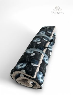 ROLLPOFA  // ca. 65 x 95 cm  // Softshell Magische Hase &amp; Mond mit Rippen Hellgrau (ehem. Dicke Streifen) // mit 4 cm Volumenvlies inkl. Handgriff und Gummibänder