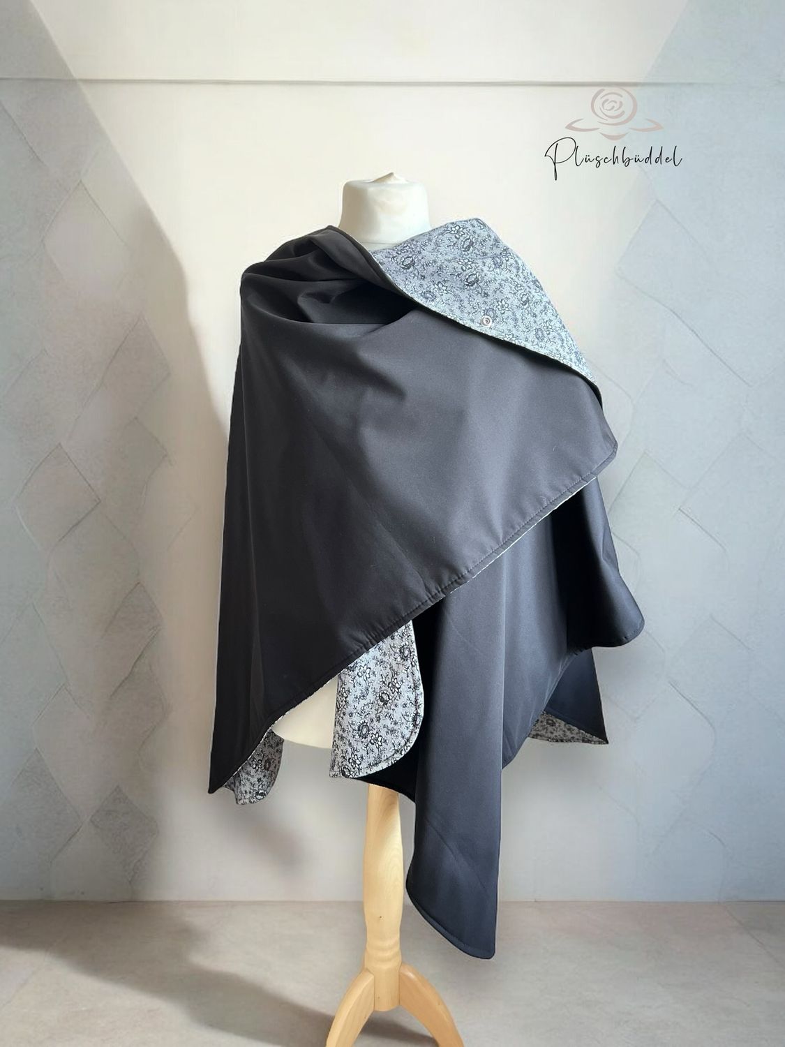 BODYPOFA CLASSIC // Softshell Schwarz mit Baumwolle Print-Motiv &quot;Schwarze Spitze) optinal mit Druckknopf // Poncho, Cape, Überwurf zu. Wenden für Zweibeiner // SOFORTKAUF