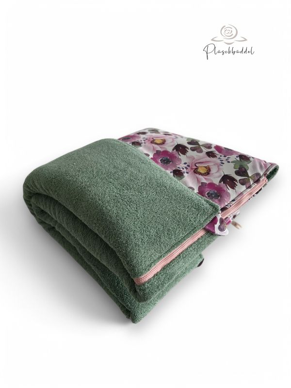 PLÜSCHBÜDDEL PREMIUM OUTDOOR // Größe 95x70 cm // Softshell Sommerwiese mit Klee + Frottée Altgrün + Reißverschluss Rosa // SOFORTKAUF