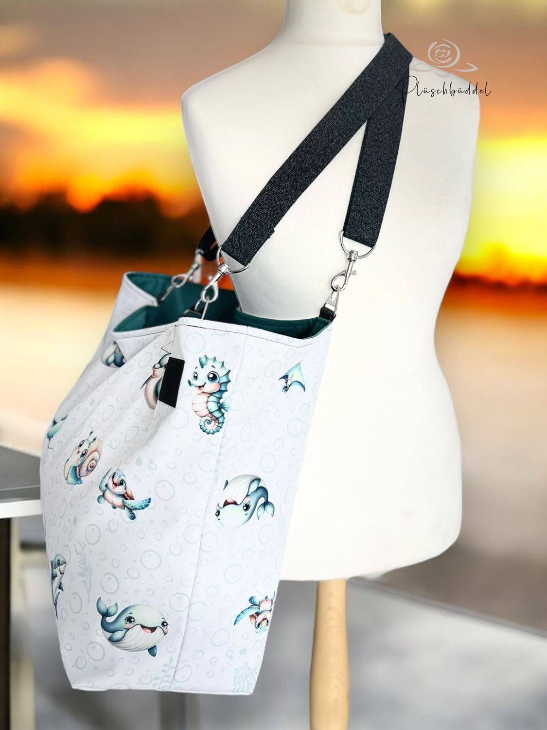 BEACHBAG PREMIUM // Softshell Seaworld Kids mit Innenfutter in Outdoorgewebe Seegrün, Innentasche und 2 Tragegurten in Dunkelgrau Melange // Motiv steht auf 1 Seite auf dem Kopf