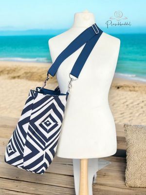 BEACHBAG PREMIUM // Softshell Blaue Geometrie gefüttert mit Outdoorgewebe Jeans, Innentasche und 2 Tragegurten in Dunkelblau