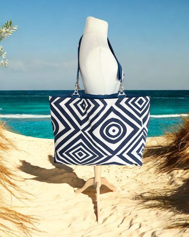 BEACHBAG PREMIUM // Softshell Blaue Geometrie gefüttert mit Outdoorgewebe Jeans, Innentasche und 2 Tragegurten in Dunkelblau
