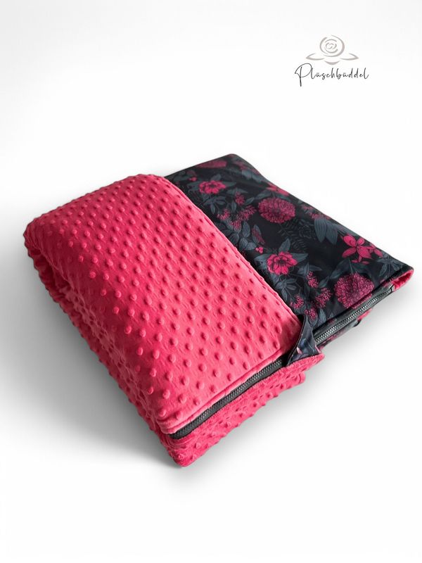 PLÜSCHBÜDDEL PREMIUM OUTDOOR // Größe 95x70 cm // Softshell Hortensien auf Schwarzgrau + Minky Dots Himbeere + Reißverschluss  Schiefer // SOFORTKAUF