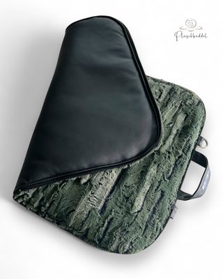 DOGGO in Grösse M // Kunstleder Schwarz + Mountainfox Loden (Grün) + Reissverschluss Schwarz // Hundematte TO GO // mit D-Ringen und Handschlaufe // ohne Tragegurt