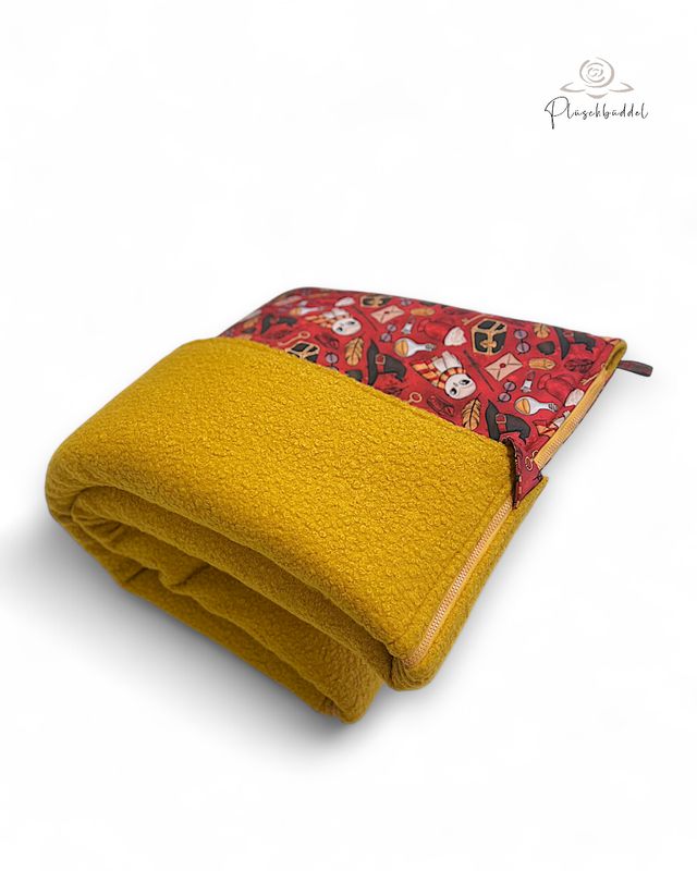 PLÜSCHBÜDDEL PREMIUM OUTDOOR // Größe 95x70 cm // Softshell Zauberjunge Rot mit Bouclé Okker + Reißverschluss Gelb/Okker // SOFORTKAUF auf Lager