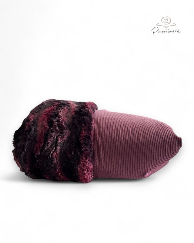 MODELL DRAGON // Cord Aubergine mit Wild Rabbit Dragon + optional mit Reißverschluss MODELL DRAGON // Cord Aubergine mit Wild Rabbit Dragon + optional mit Reißverschluss