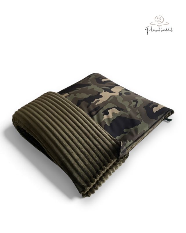PLÜSCHBÜDDEL  PREMIUM OUTDOOR // Größe 95x70 cm //Softshell Camouflage Armeegreen mit Streifenplüsch Armeegreen + Reißverschluss Olive // SOFORTKAUF auf Lager