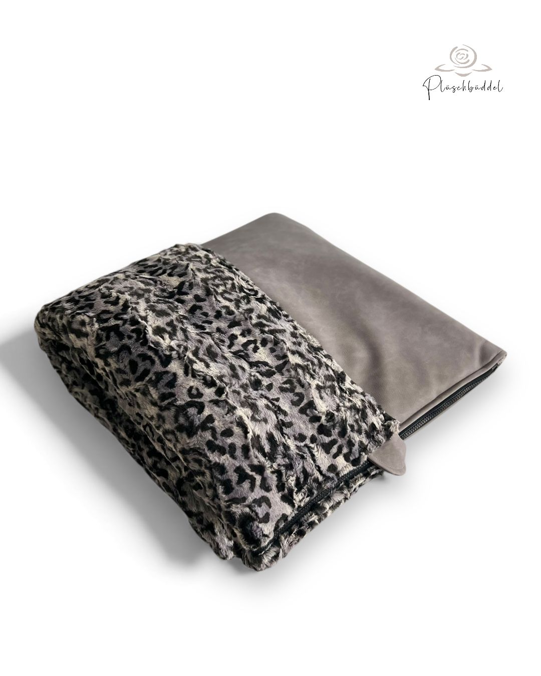 PLÜSCHBÜDDEL LUXUS OUTDOOR // Größe 95x70 cm // Kunstleder Platingrau Vintage mit Bobcat Schwarzweiss + Reißverschluss Schwarz // SOFORTKAUF PLÜSCHBÜDDEL LUXUS OUTDOOR // Größe 95x70 cm // Kunstleder Platingrau Vintage mit Bobcat Schwarzweiss + Reißverschluss Schwarz // SOFORTKAUF