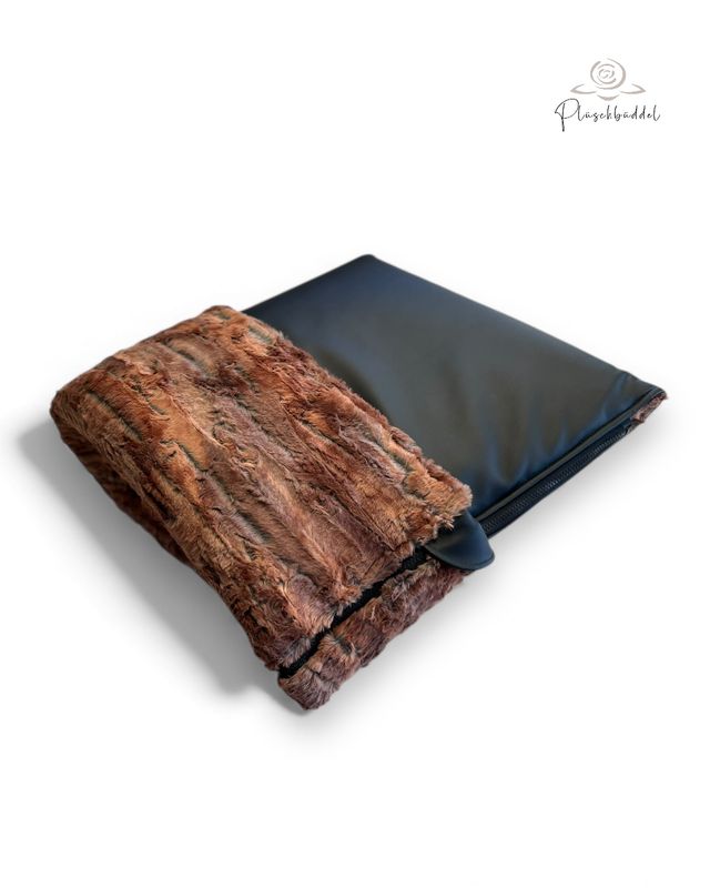 PLÜSCHBÜDDEL PREMIUM OUTDOOR // Größe 95x70 cm // Kunstleder Schwarz mit Montainfuchs Braun + Reißverschluss Schwarz // SOFORTKAUF auf Lager