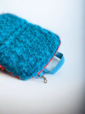 POPOPOFA // Sitzfläche ca. 30x50 cm // Softshell Aqua mit Rosenplüsch Türkis und Reissverschluss in Koralle // Sitzkissen zum Zusammenklappen