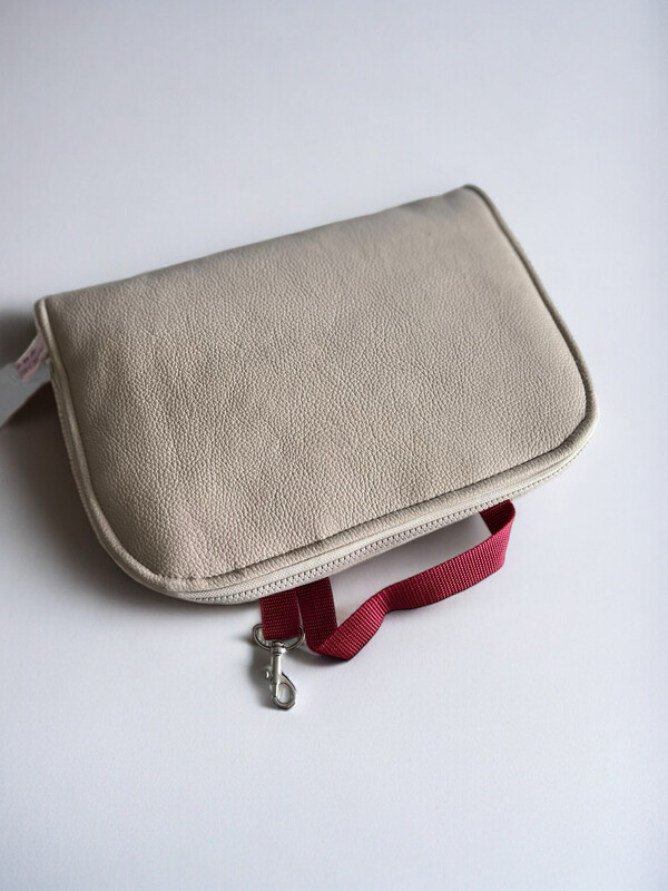 POPOPOFA // Sitzfläche ca. 27x50 cm // Kunstleder Büffel Beigegreige mit Fleece Bordeaux  / Sitzkissen to go