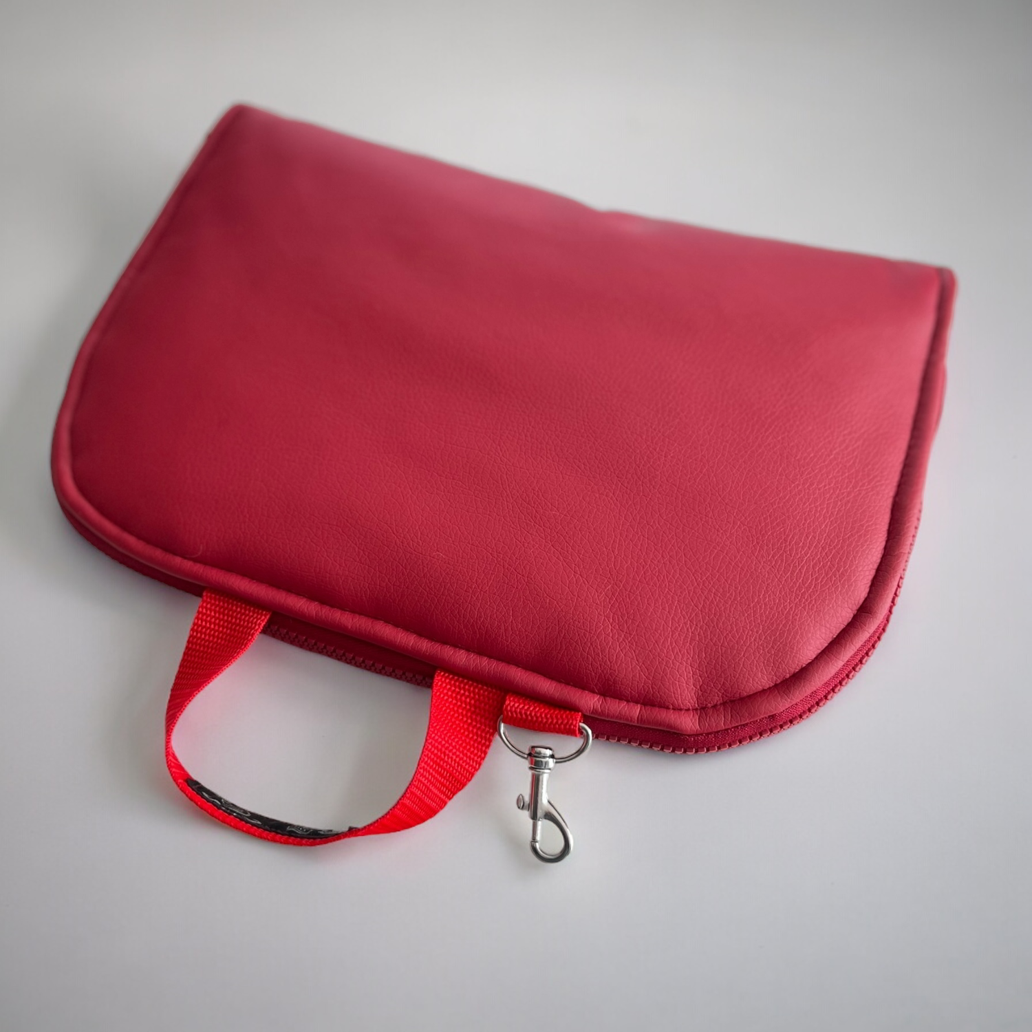 POPOPOFA // Sitzfläche ca. 30x50 cm // Kunstleder Rubinrot mit Streifenplüsch Rot // Sitzkissen to go