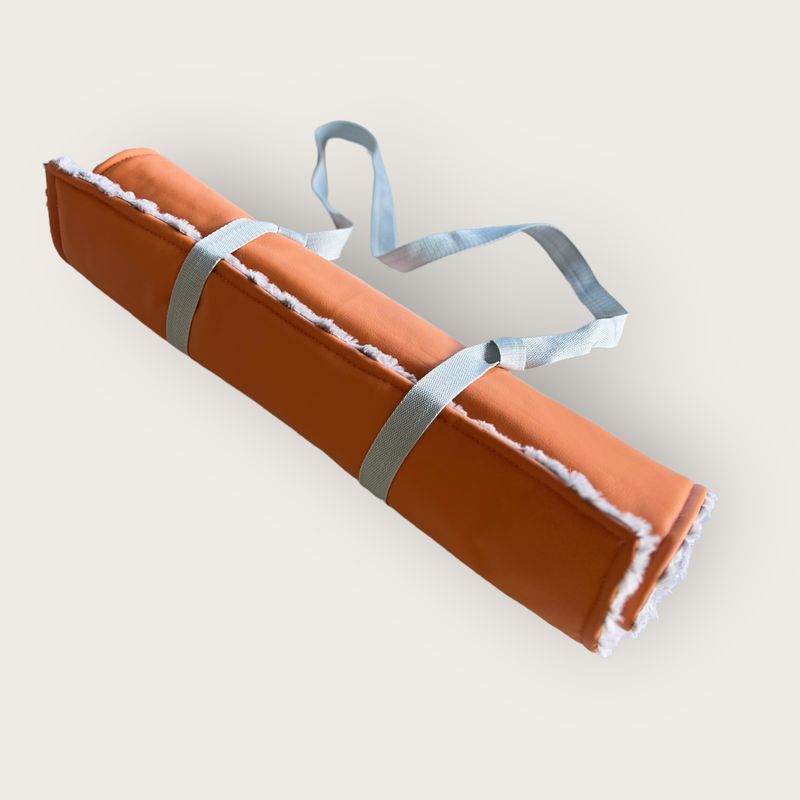 ROLLPOFA // ca. 58x55cm // Kunstleder Orange mit Rosenplüsch Hellgrau // gefüttert mit 3 cm Volumenvlies inkl. Tragegurt ROLLPOFA // ca. 58x55cm // Kunstleder Orange mit Rosenplüsch Hellgrau // gefüttert mit 3 cm Volumenvlies inkl. Tragegurt
