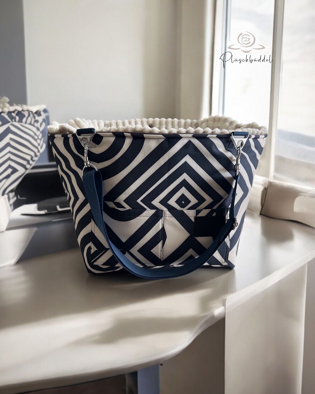 BÜDDELBAG SOFORTKAUF PREMIUM // Grösse S // Softshell Blaue Geometrie mit Wechsel-Inlet Streifenplüsch Ecru-Sahne mit Tragegurt in Navy // TYP A