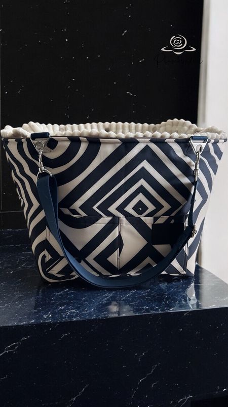 BÜDDELBAG SOFORTKAUF PREMIUM // Grösse S // Softshell Blaue Geometrie mit Wechsel-Inlet Streifenplüsch Ecru-Sahne mit Tragegurt in Navy // TYP A