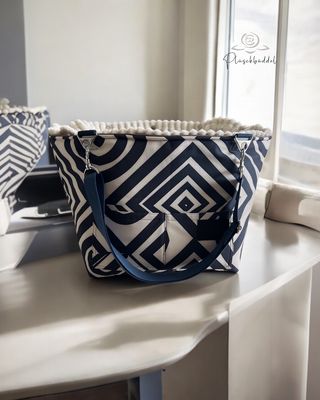 BÜDDELBAG SOFORTKAUF PREMIUM // Grösse S // Softshell Blaue Geometrie mit Wechsel-Inlet Streifenplüsch Ecru-Sahne mit Tragegurt in Navy // TYP A BÜDDELBAG SOFORTKAUF PREMIUM // Grösse S // Softshell Blaue Geometrie mit Wechsel-Inlet Streifenplüsch Ecru-Sahne mit Tragegurt in Navy // TYP A