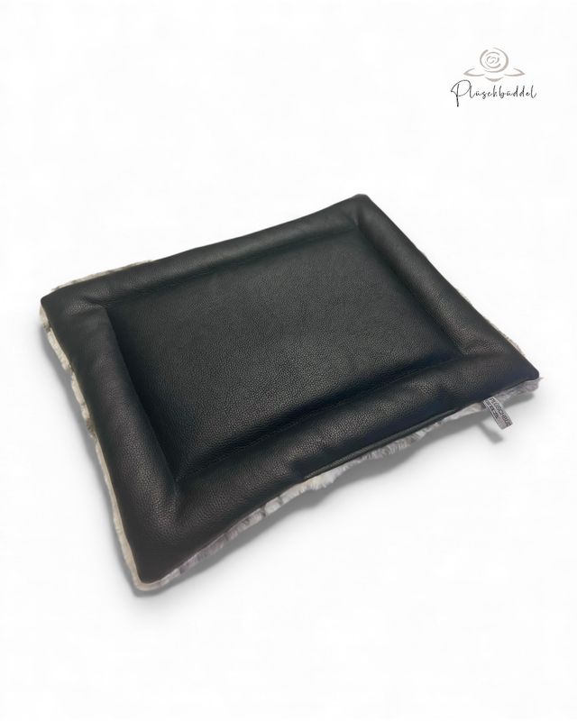 SITZKISSEN KLEINE MATTE // ca. 40x52 cm // Kunstleder Büffel Antrazith mit Babyfalke Silbergrau