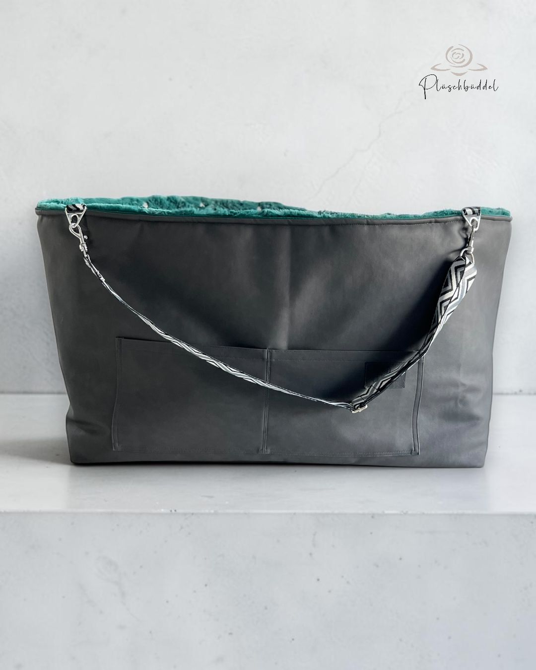 BÜDDELBAG SOFORTKAUF PREMIUM //  Grösse L // Kunstleder Dunkelgrau Vintage mit Wechsel-Inlet Kunstfell Wiese mit Tragegurt Schwarz Ethno // Typ B