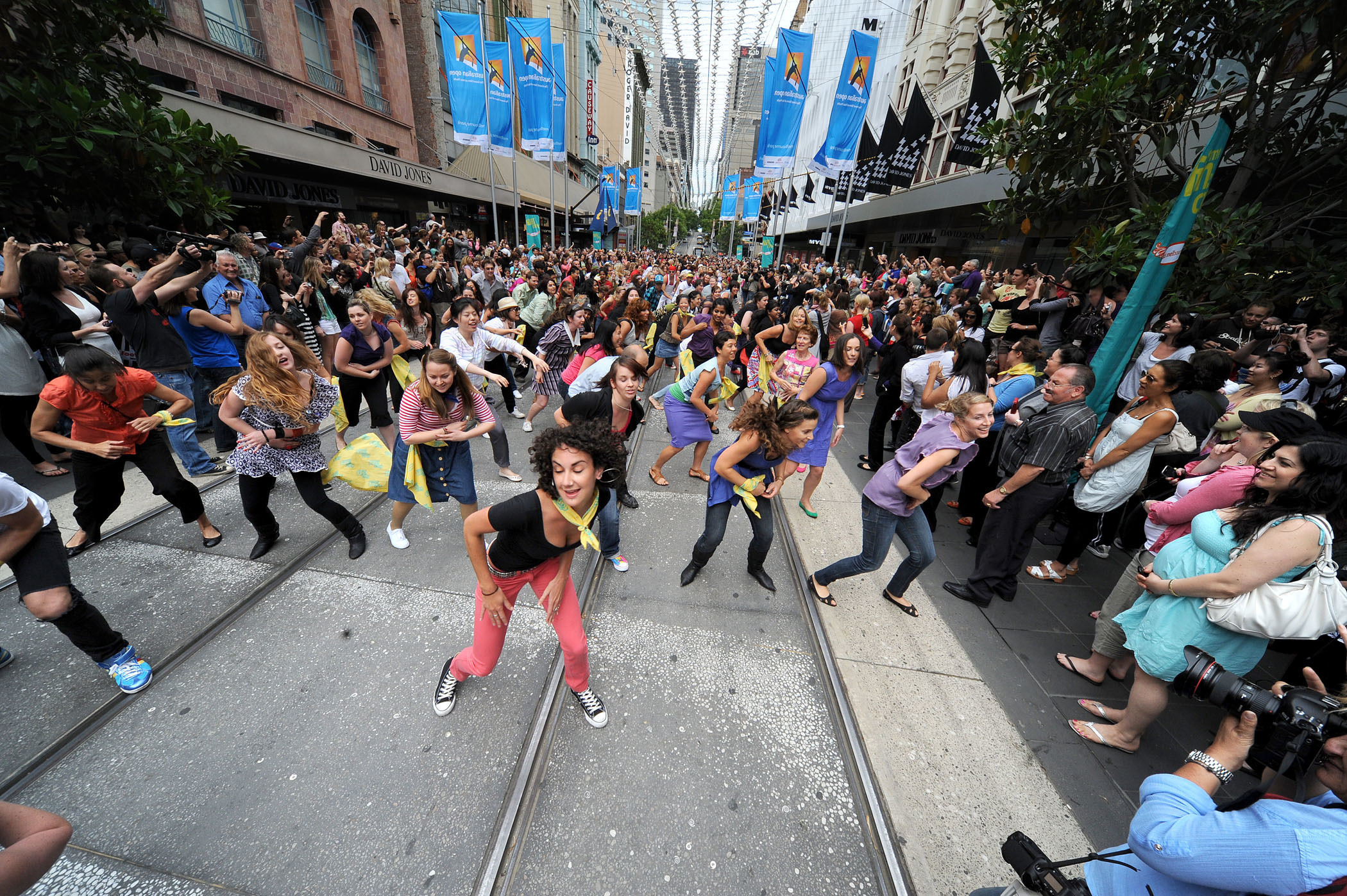 Танцы много людей. Массовый танец. Флэшмоб. Массовые танцы на улице. Уличные массовые мероприятия.