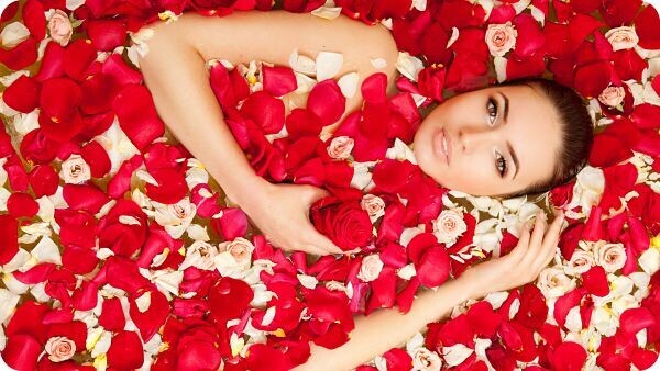 Фотосессия в лепестках роз: лучшая идея подарка девушке