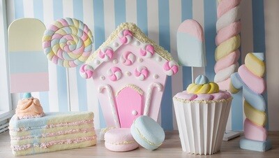 Детская фотозона со сладостями: макаруны, дом, пирожные