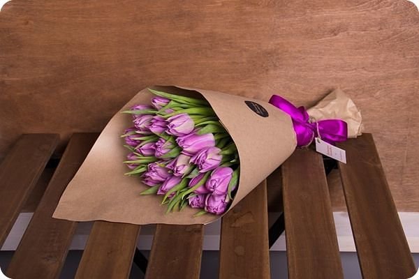 Букет тюльпанов в крафтовой бумаге