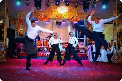 Розыгрыш танцующие официанты в ресторан (или поющие)
