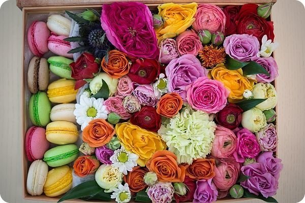 Подарочный сладкий набор - коробка с цветами и пирожными