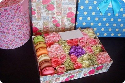 Подарочный сладкий набор с цветами и макаруни