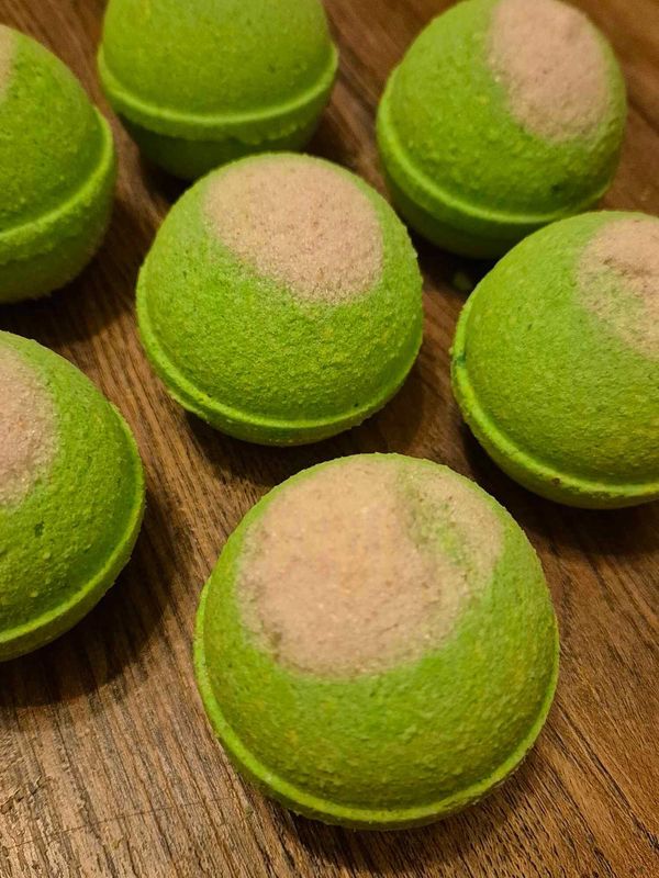 Muscle Relaxing Peppermint Bath Bomb (1)