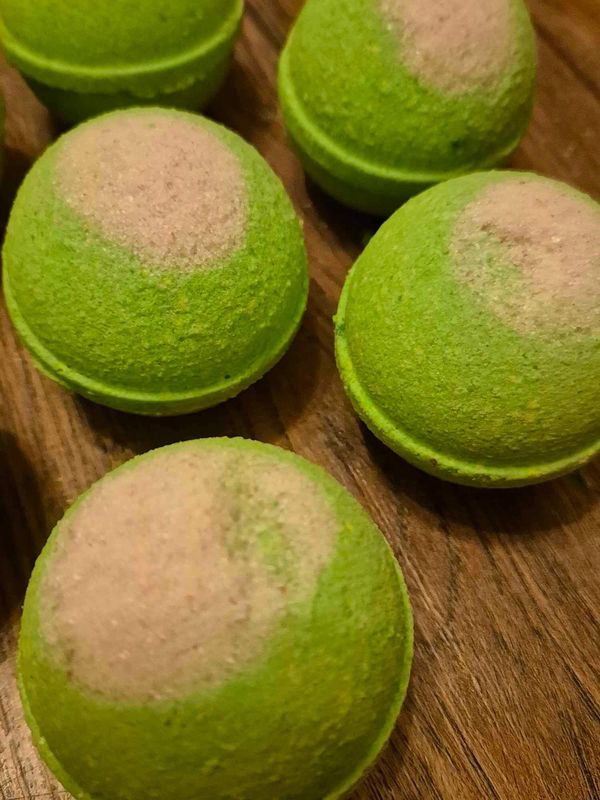 Muscle Relaxing Peppermint Bath Bomb (1)