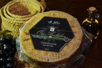 ORO ANDALUZ Queso Artesanal CURADO (4 meses de curación y 1 - 1.2 Kg Aprox.). Aceite o Pimentón. Sabor suave, nuestro queso más vendido. ORO ANDALUZ Queso Artesanal CURADO (4 meses de curación y 1 - 1.2 Kg Aprox.). Aceite o Pimentón. Sabor suave, nuestro queso más vendido.